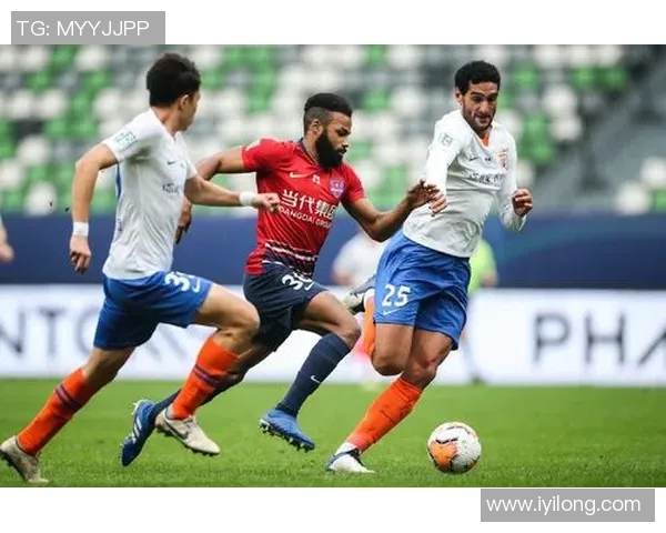 山东鲁能队迎战重庆队全力争胜展现球队实力与斗志